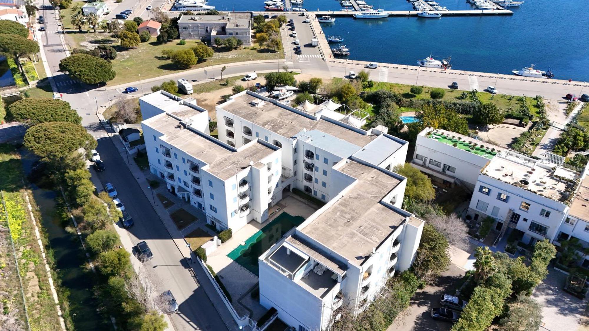 Апарт отель Le Residenze Blu Sardinia Ла-Калетта Экстерьер фото